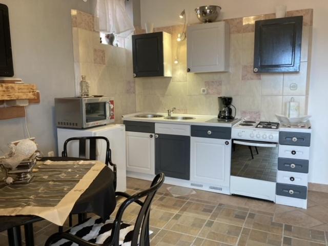 שיבניק Apartments Nanut מראה חיצוני תמונה