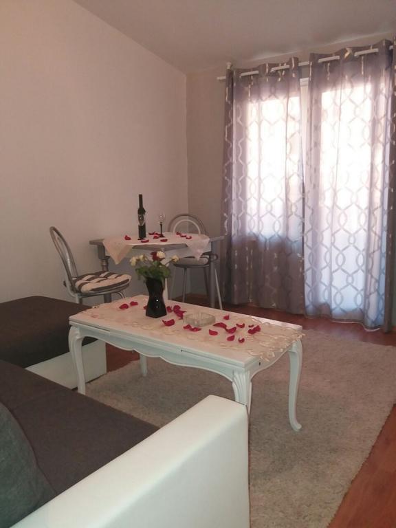 שיבניק Apartments Nanut מראה חיצוני תמונה